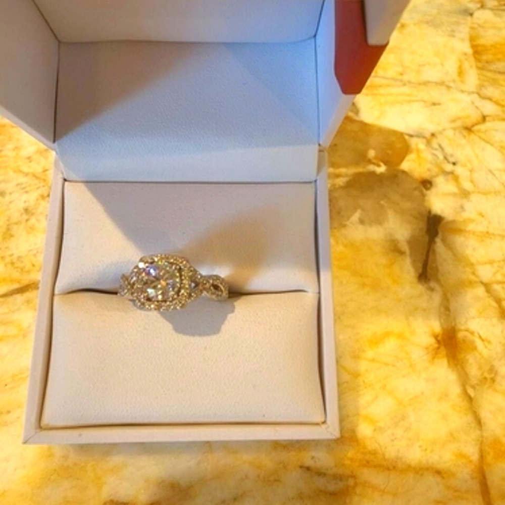 Moissanite diamond center diamond band is real diamonds